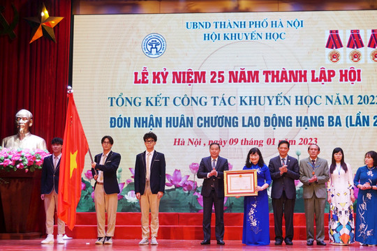 Hội Khuyến học Hà Nội nhận Huân chương Lao động hạng Ba