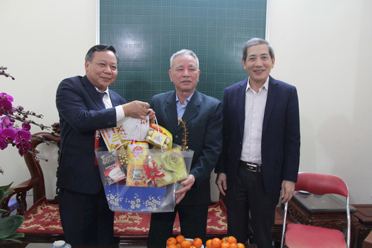 Phó Bí thư Thành ủy Nguyễn Văn Phong thăm, tặng quà Tết tại quận Ba Đình