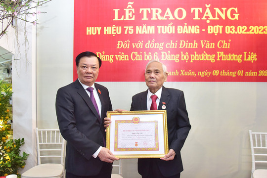 Trao Huy hiệu 75 năm tuổi Đảng tặng đồng chí Đinh Văn Chỉ