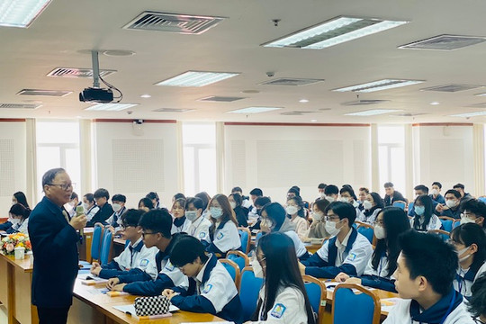 Quận Long Biên: Lần đầu tiên tổ chức lớp bồi dưỡng lý luận chính trị cho học sinh phổ thông