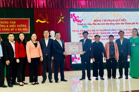 Phó Chủ tịch HĐND thành phố Phạm Quí Tiên tặng quà Tết tại huyện Ứng Hòa