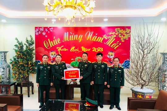 Lãnh đạo Bộ Tư lệnh Thủ đô Hà Nội tặng quà cán bộ, chiến sĩ Trung đoàn 102
