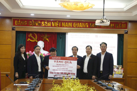Đoàn đại biểu Quốc hội thành phố tặng quà Tết người có hoàn cảnh khó khăn ở quận Hà Đông