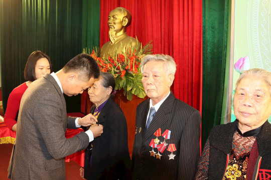 Huyện ủy Phú Xuyên trao Huy hiệu Đảng tặng 133 đảng viên