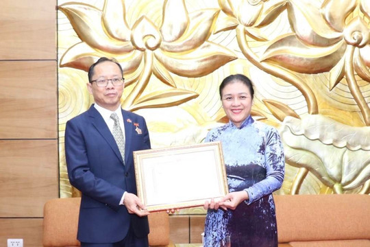 Trao Kỷ niệm chương ‘’Vì hòa bình hữu nghị giữa các dân tộc’’ tặng Đại sứ Campuchia tại Việt Nam