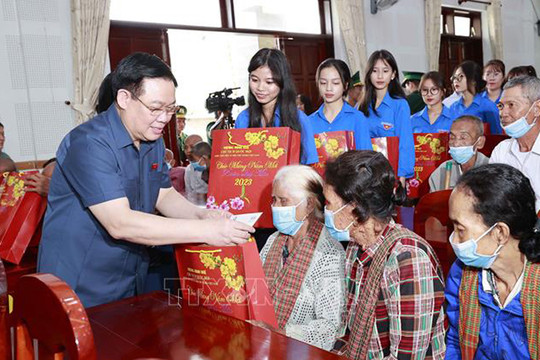 Chủ tịch Quốc hội Vương Đình Huệ tặng quà Tết gia đình chính sách, hộ nghèo, đồng bào dân tộc thiểu số tỉnh An Giang