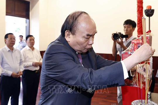 Chủ tịch nước Nguyễn Xuân Phúc thăm, chúc Tết gia đình các cố Lãnh đạo Đảng, Nhà nước