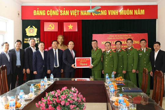 Đồng chí Nguyễn Ngọc Tuấn chúc Tết đơn vị, gia đình chính sách