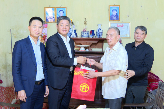 Phó Chủ tịch UBND thành phố Nguyễn Mạnh Quyền thăm, tặng quà tại huyện Phú Xuyên