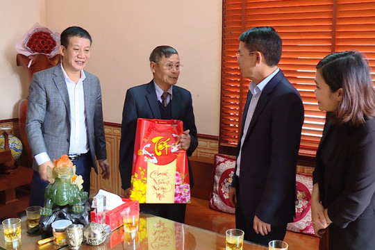 Phó Chủ tịch UBND thành phố Nguyễn Trọng Đông tặng quà Tết tại huyện Sóc Sơn