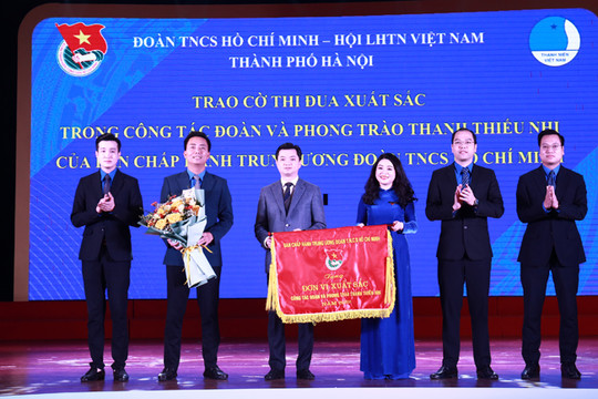 Đoàn Thanh niên thành phố Hà Nội nhận Cờ thi đua xuất sắc