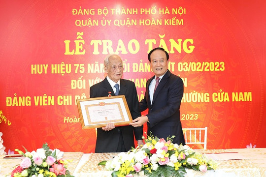 Trao Huy hiệu 75 năm tuổi Đảng tặng đảng viên lão thành quận Tây Hồ