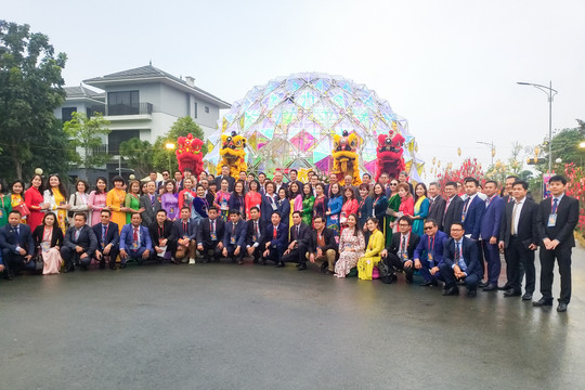Đoàn đại biểu kiều bào thăm Hội chợ “Happy Tết 2023 và Đường hoa Home Hanoi Xuân”