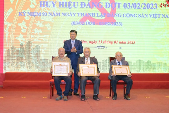 163 đảng viên quận Nam Từ Liêm nhận Huy hiệu Đảng đợt 3-2
