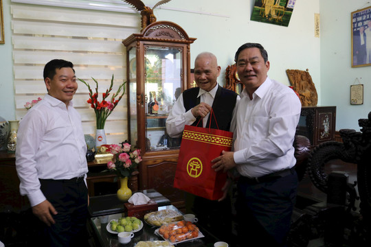 Phó Chủ tịch Thường trực UBND thành phố Lê Hồng Sơn tặng quà Tết tại huyện Quốc Oai