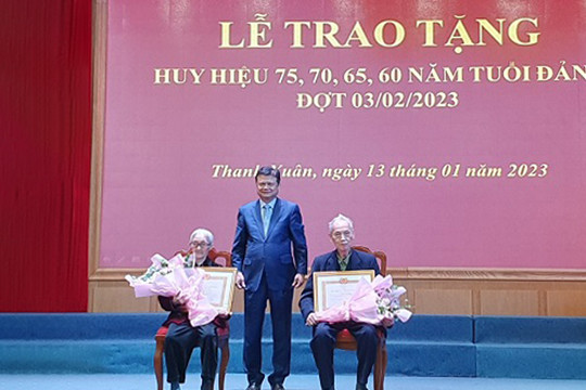 Trưởng ban Tổ chức Thành ủy Vũ Đức Bảo trao Huy hiệu Đảng tại quận Thanh Xuân