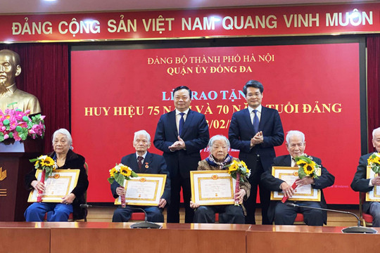 Trưởng ban Nội chính Thành ủy Nguyễn Quang Đức trao Huy hiệu Đảng tại quận Đống Đa