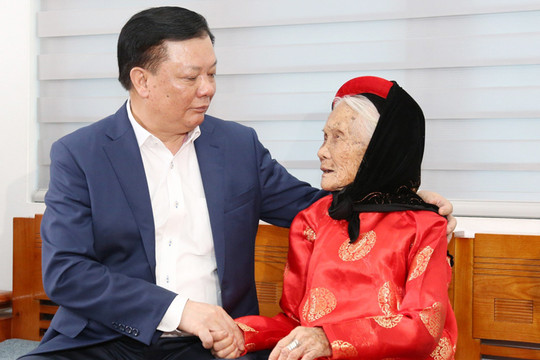 Đồng chí Đinh Tiến Dũng thăm, tặng quà Tết gia đình chính sách và công nhân, lao động huyện Gia Lâm