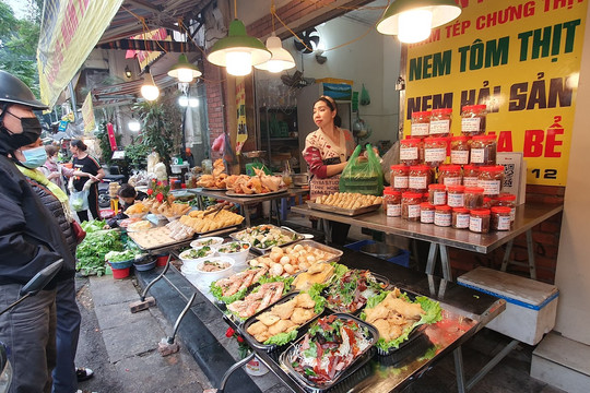 Thị trường cá chép, trái cây, thực phẩm sôi động cận ngày ông Táo