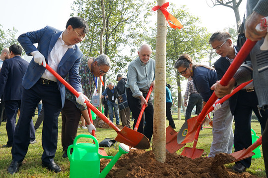 Đoàn đại biểu quốc tế trồng cây lưu niệm tại Hà Nội nhân dịp Kỷ niệm 50 năm ngày ký Hiệp định Paris