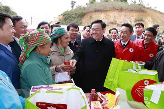 Chủ tịch Quốc hội Vương Đình Huệ dự Chương trình Tết nhân ái tại xã biên giới Trịnh Tường, Lào Cai