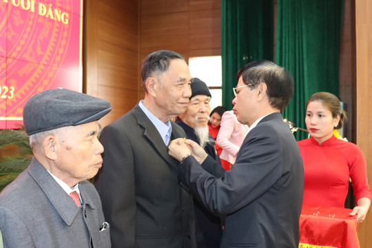 Huyện ủy Quốc Oai trao Huy hiệu Đảng tặng 96 đảng viên đợt 3-2