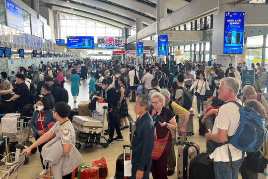Hơn 75.000 lượt hành khách qua Cảng hàng không quốc tế Nội Bài trong ngày 26 Tết