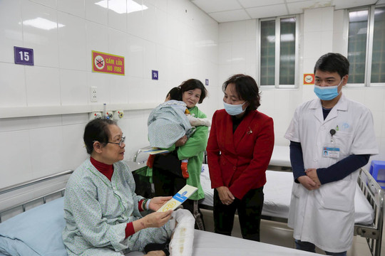 Bảo hiểm xã hội thành phố Hà Nội thăm hỏi, tặng quà bệnh nhân bảo hiểm y tế