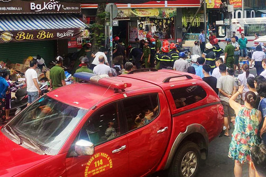 Thành phố Hồ Chí Minh: Sập cửa hàng tiện lợi tại quận 4 khi có người bên trong