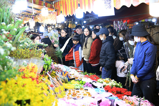 Chợ hoa lớn nhất Hà Nội đêm giáp Tết Nguyên đán 2023