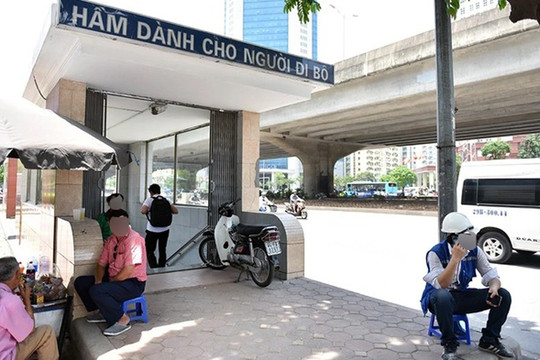 Hàng rong án ngữ cửa hầm chui trên đường Phạm Hùng