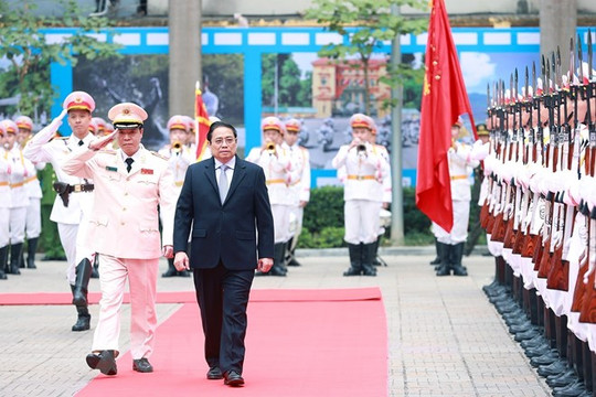 Thủ tướng Phạm Minh Chính kiểm tra, chúc Tết các lực lượng Công an, Quốc phòng trực Tết