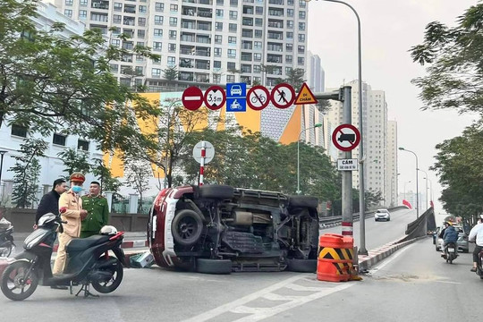 Điều tra vụ xe ô tô lật nghiêng tại cầu vượt Hoàng Minh Giám