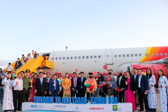 215 du khách Trung Quốc đầu tiên quay lại Khánh Hòa