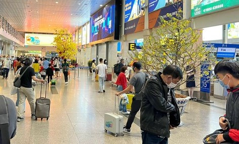 Khoảng 200.000 lượt khách qua sân bay Tân Sơn Nhất trong 2 ngày đầu năm mới