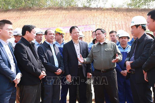 Thủ tướng Phạm Minh Chính kiểm tra dự án đường bộ cao tốc Tuyên Quang - Phú Thọ