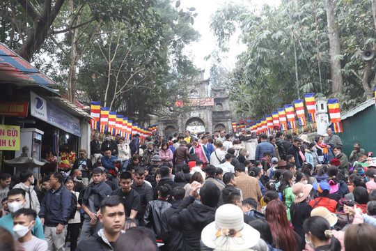 Hơn 3 vạn du khách về dự lễ khai hội chùa Hương 2023