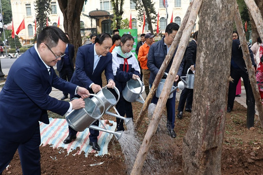 Chủ tịch HĐND thành phố Nguyễn Ngọc Tuấn dự “Tết trồng cây đời đời nhớ ơn Bác Hồ” tại quận Hoàn Kiếm