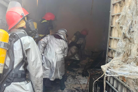 Dập tắt đám cháy kho xưởng ở quận Hoàng Mai