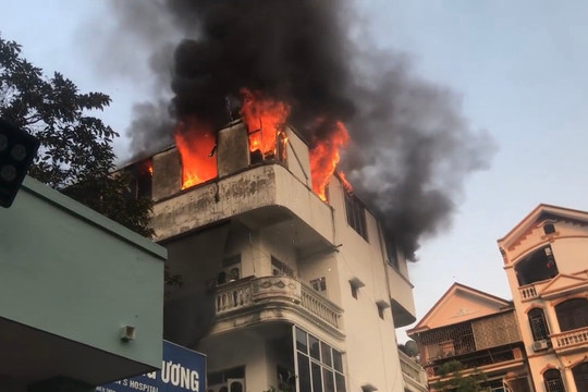Dập tắt đám cháy gần Bệnh viện Nhi Trung ương
