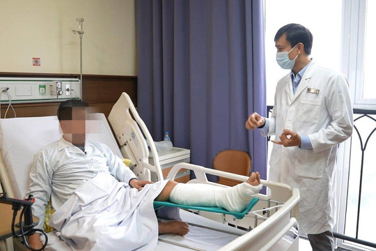 Mắc hội chứng hiếm gặp sau khi đuổi theo xe buýt, nam bệnh nhân ở Hà Nội suýt phải cắt cụt chi