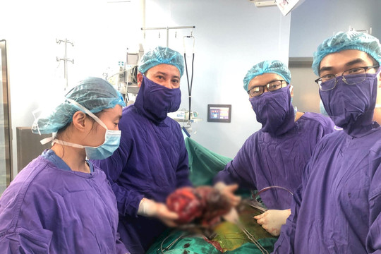 Cắt khối u thận khổng lồ nặng 2,8kg cho nữ bệnh nhân tại Hà Nội
