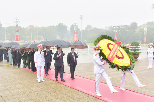 Lãnh đạo Đảng, Nhà nước và TP Hà Nội vào Lăng viếng Chủ tịch Hồ Chí Minh và các Anh hùng liệt sĩ