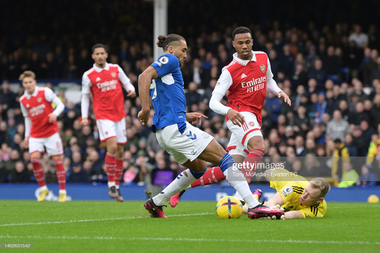 Everton ''ngáng chân'' Arsenal với chiến thắng tối thiểu