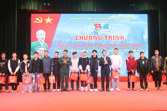 Huyện Gia Lâm tổ chức gặp mặt, tặng quà tân binh và quân nhân xuất ngũ năm 2023