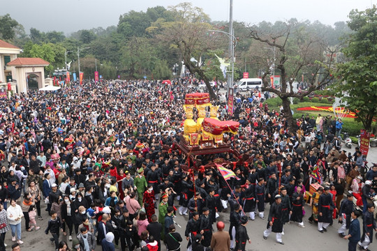 Hàng ngàn người tham dự nghi thức rước liên vùng tại Lễ hội Đền Và