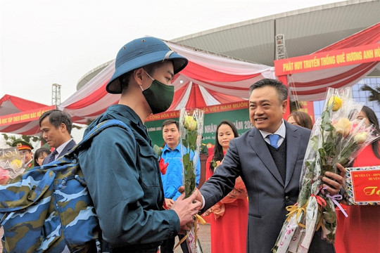 Chủ tịch UBND thành phố Hà Nội dự lễ giao, nhận quân tại huyện Đông Anh