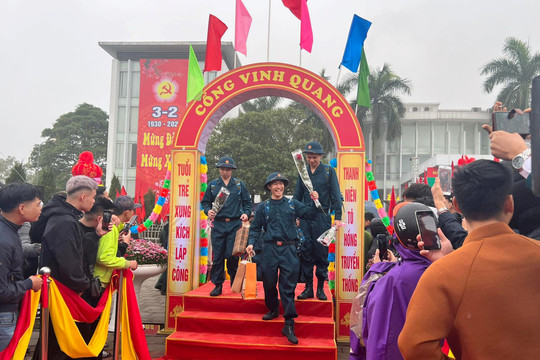 Quận Long Biên: 95 thanh niên hăng hái lên đường nhập ngũ