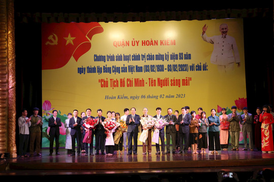 Quận Hoàn Kiếm tổ chức chương trình sinh hoạt chính trị với chủ đề "Chủ tịch Hồ Chí Minh - tên Người sáng mãi"