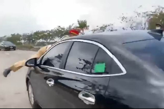 Bắt khẩn cấp lái xe ô tô hất cảnh sát giao thông lên nắp capo